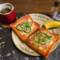 ガーリックピザトースト、ホットコーヒー、バナナ(朝ご飯)|enarinさん