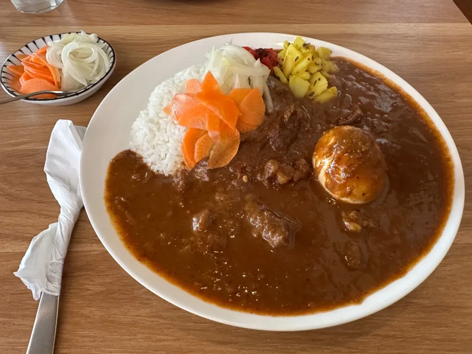 激辛ビーフ🍛🔥味玉トッピング🥚ピクルスマシマシ🥒|buhizouさん