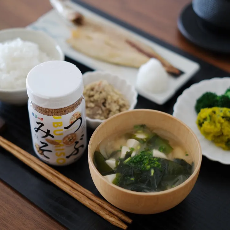 おうちお魚定食に
マルコメ様の つぶみそ を使って　　　　新  生わかめ・玉ねぎ・豆腐のお味噌汁 ♡ ﾟ+｡:.ﾟ|ohanaさん