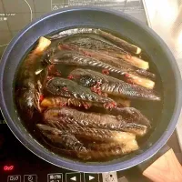 「 茄子の煮浸し 」🍆
常備菜を煮る  油控えめなので  色が悪いのは ご愛嬌(^^)  梅焼きめしと豚バラと青梗菜の炒めを添えて昼ごはん💦|ばくあんしゃさん