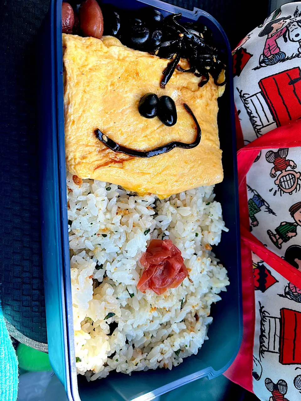 #昼飯　豆と胡麻昆布の天パー顔チーズオムレツと梅と黒豆5個茶豆3個乗せワカメそぼろ混ぜご飯海苔挟み弁当|ms903さん