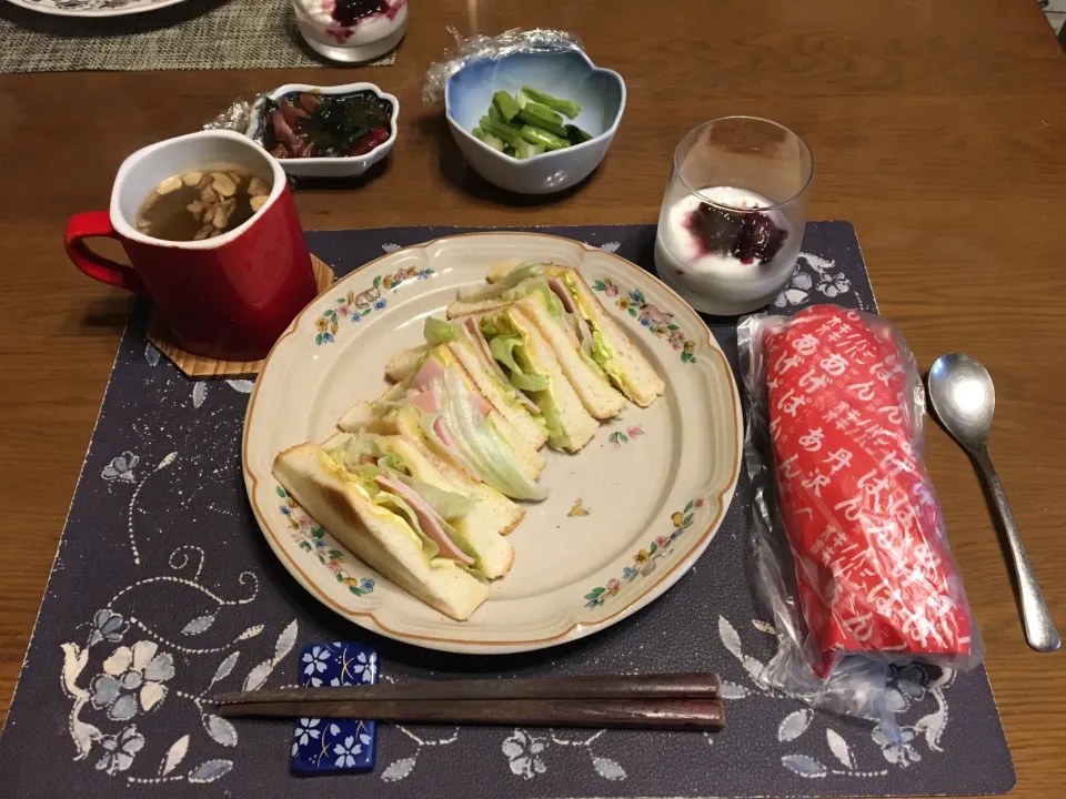 トーストサンドイッチ、オギノパンの揚げパン、野沢菜漬け、漬け鮪、ワカメ＆揚げニンニク＆揚げ玉ねぎ入りタマネギスープ、バナナ＆カシスジャム入りヨーグルト(昼飯)|enarinさん