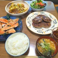 回鍋肉・ハンバーグ・サーモンの塩焼き・サラダ・ご飯・味噌汁🌺| chiyukiさん