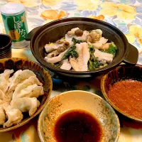 餃子と豚肉のダジン鍋の蒸し煮　餃子のタレで鎮江香酢と刺身醤油、酢を全部同じ量で合わせてラー油を加えてみました。すると、餃子の肉とニンニクを強く感じながら食べることができました。|カウボーイさん