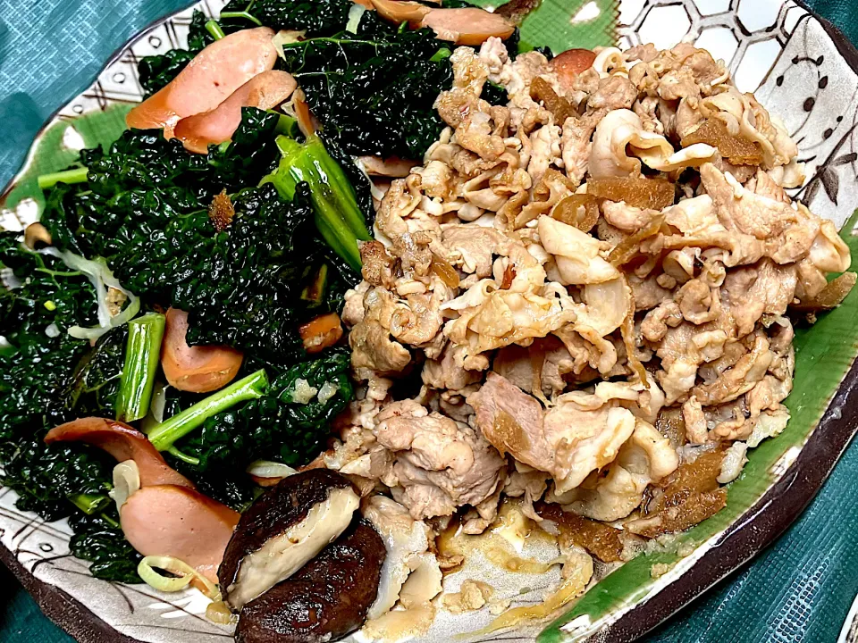 半額100円の豚肉で【生姜焼き】に【カーボロネロとウインナーのソテー】に【しいたけ🍄のソテー】を添えて|🐈⸒⸒⸒⸒つるのダンス🐈🐾さん