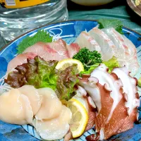 魚屋さんに頼んで造ってもらった【刺身盛り】1000円 ヒラマサ 鯛 ホタテ タコ|🐈⸒⸒⸒⸒つるのダンス🐈🐾さん