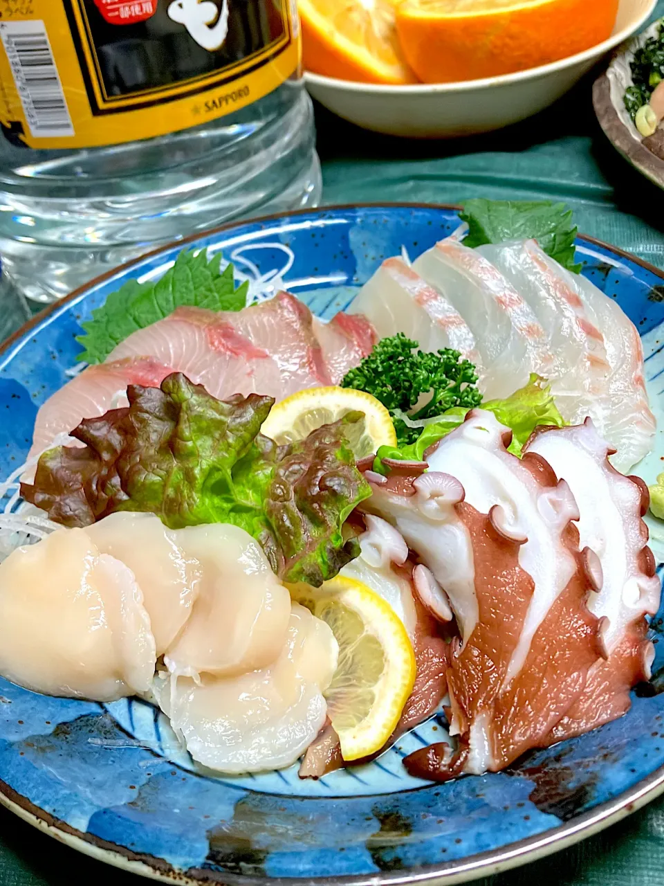 魚屋さんに頼んで造ってもらった【刺身盛り】1000円 ヒラマサ 鯛 ホタテ タコ|🐈⸒⸒⸒⸒つるのダンス🐈🐾さん