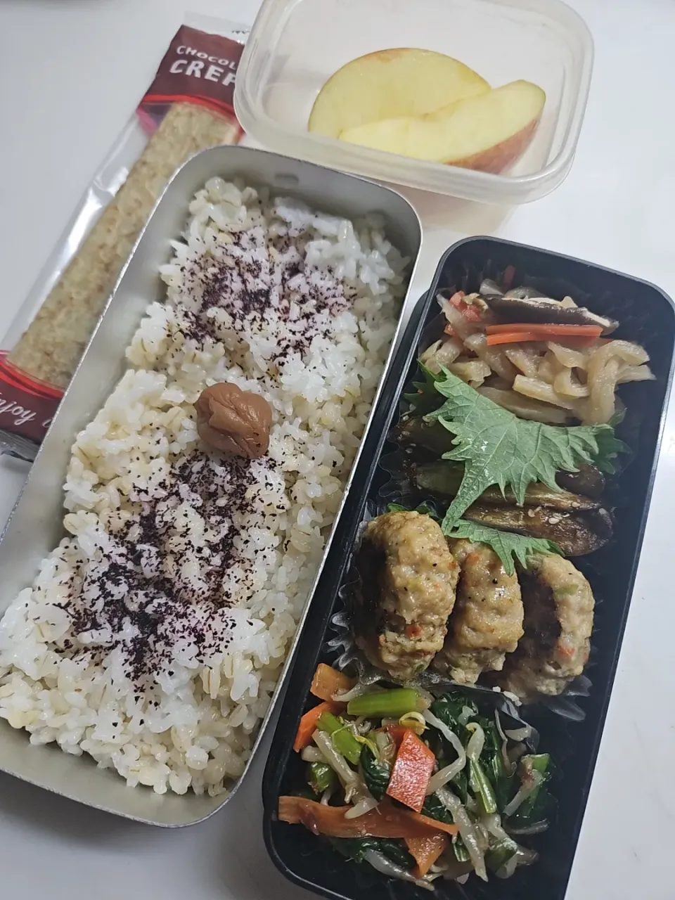 ☆高校生弁当☆もち麦入りごはん、梅、ゆかり、切干大根、牛蒡甘辛、肉団子、野菜ナムル、りんご、チョコクレープ|ｼｮｺﾗさん