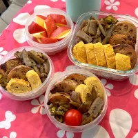 蓮根肉挟み弁当🍱。味噌汁はなめこ。デザートはりんご🍎。|hanakoさん