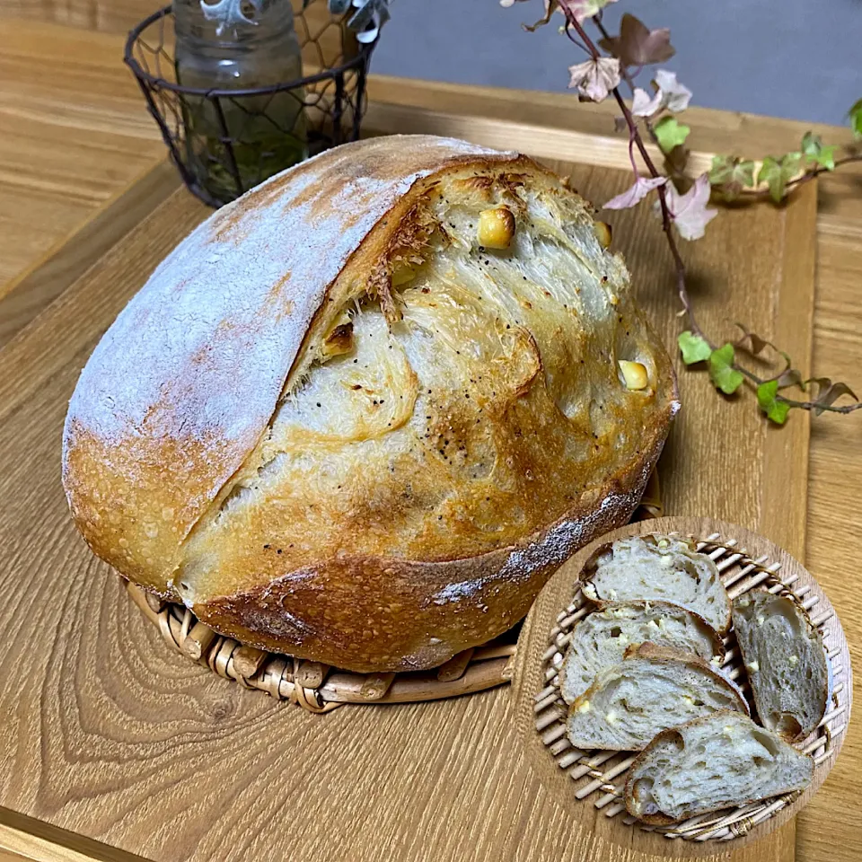 自家製酵母でクリームチーズのカンパーニュ|sakurakoさん