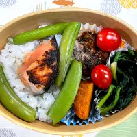 ハンバーグ、焼鮭、カボチャ煮付の豆ご飯🍱|なお🅿️さん