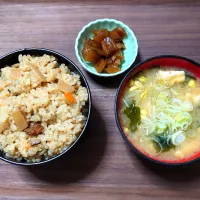 今日の朝ごはん（炊き込みご飯（とり釜めし）、もやしとわかめと油揚げのみそ汁、大根みそ漬）|Mars＠釜飯作り研究中さん