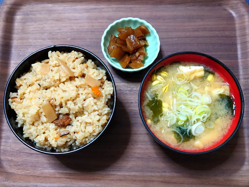 今日の朝ごはん（炊き込みご飯（とり釜めし）、もやしとわかめと油揚げのみそ汁、大根みそ漬）|Mars＠釜飯作り研究中さん