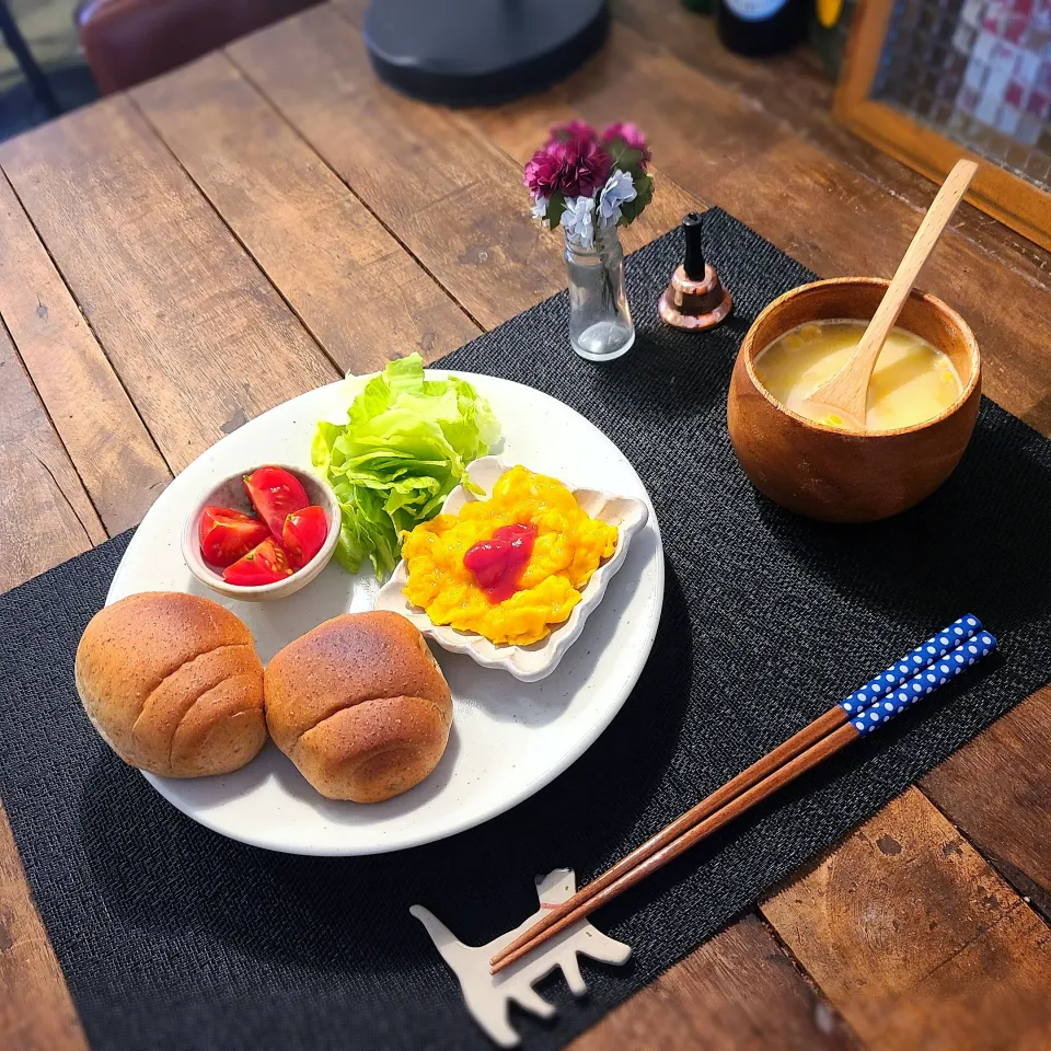 2月20日　朝御飯今朝はロールパン、レタス、トマト、スクランブルエッグ、コーンスープです。|KEITAさん