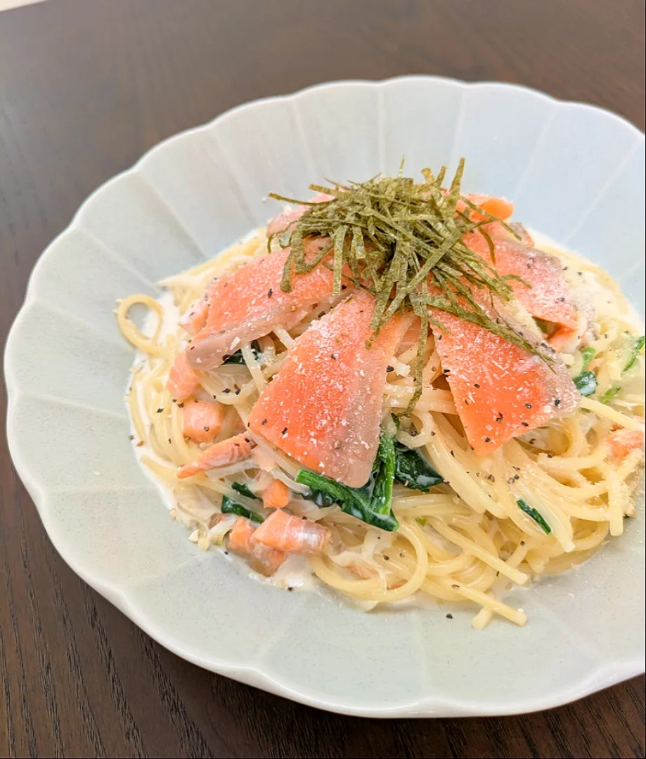サーモンとほうれん草のクリームパスタ|じょうさん