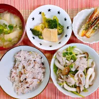 豚肉と豆苗としめじのうま塩煮♡ブロッコリーと油揚げの煮物♡ちくわのマヨ焼き♡お味噌汁♡|まゆかさん