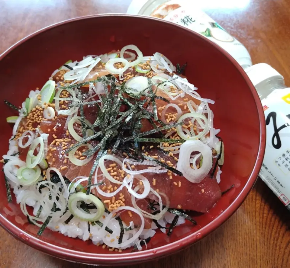 つぶみそまぐろ漬け丼😍🐟️🍚|ソコツモノさん