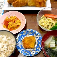 マカジキのフライ　白菜とわかめの中華スープ　ツナときゅうりのカレースパサラ　卵とトマトの中華炒め|おさむん17さん