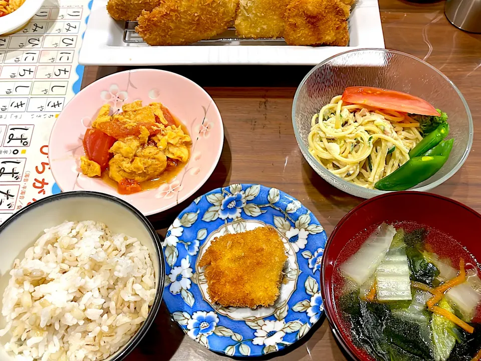 マカジキのフライ　白菜とわかめの中華スープ　ツナときゅうりのカレースパサラ　卵とトマトの中華炒め|おさむん17さん