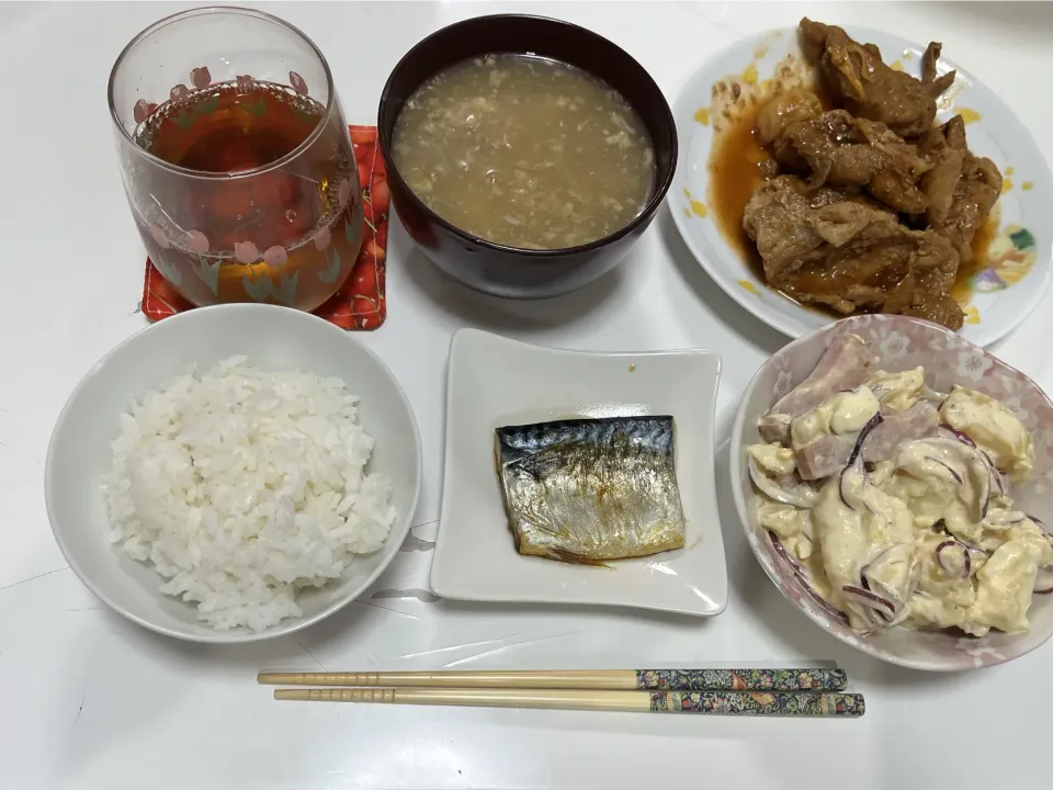 晩御飯☆塩鯖☆ポークチャップ☆ポテトサラダ（ブロックベーコン・アーリーレッド入り）☆ふかひれスープ（クノール）|Saharaさん