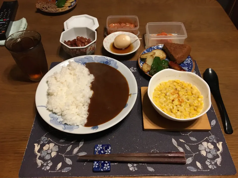 カレーライス、じゃがいも＆ピーマン＆ウインナー炒め、バターコーン、煮豆、味玉、イカの塩辛、辛子明太子、烏龍茶、手作りバナナチョコケーキ(夕飯)|enarinさん