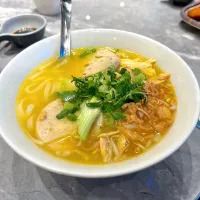 Rice noodles with shredded chicken and Vietnamese sausages in chicken soup|skyblueさん