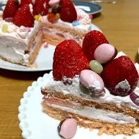 ＊べびたん６歳お誕生日ケーキ🎂＊ピンク色の苺ケーキカット🍰＊|＊抹茶＊さん