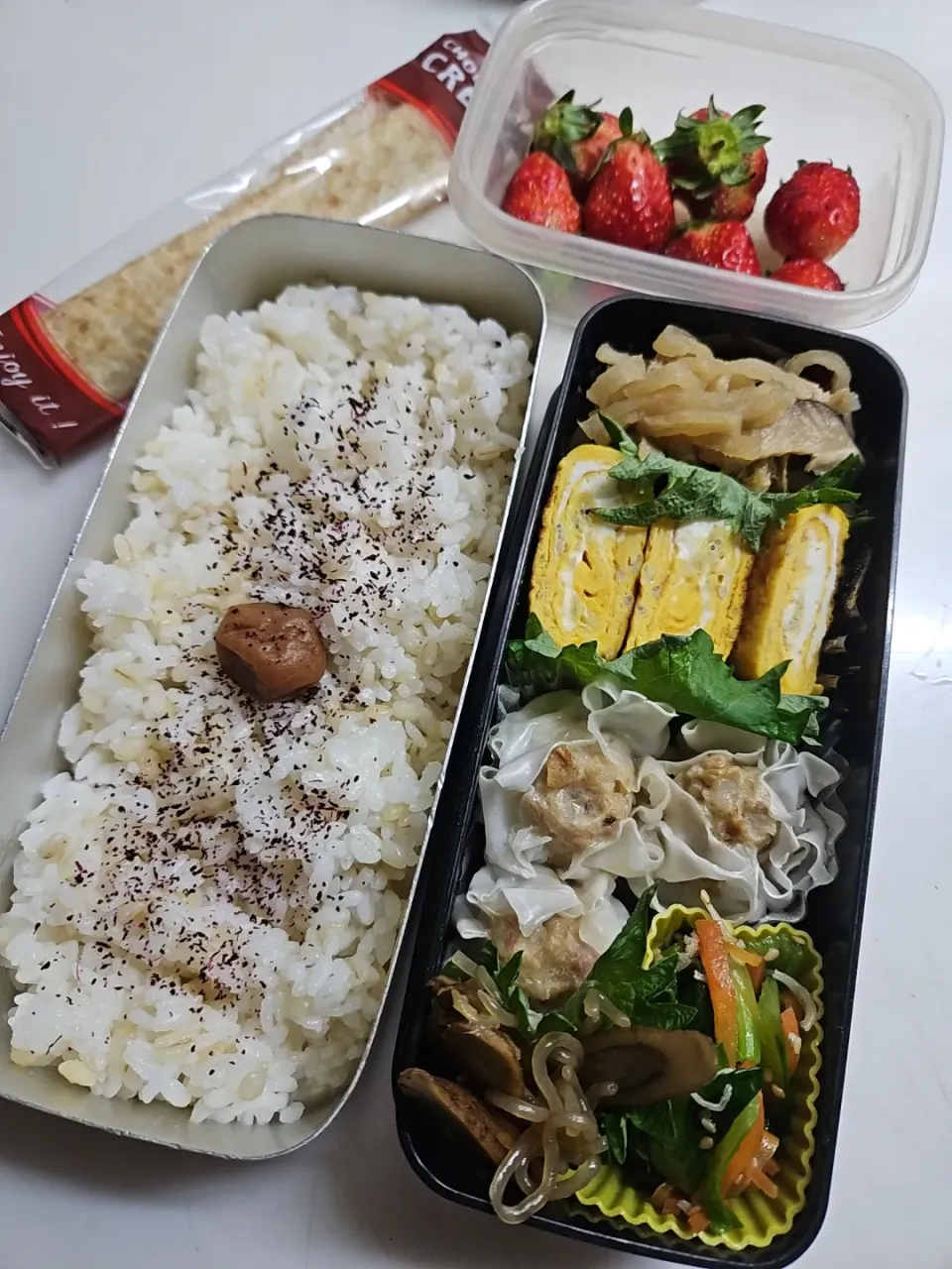 ☆高校生弁当☆もち麦入りごはん、梅、ゆかり、切干大根、シラス卵焼き、焼売、小松菜ナムル、牛蒡甘辛、いちご、チョコクレープ|ｼｮｺﾗさん