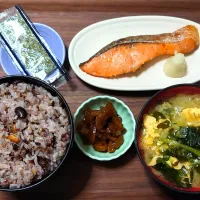 今日の朝ごはん（十六穀ごはんに焼鮭、味付のり、キャベツと玉子のみそ汁、大根みそ漬）| Mars＠釜飯作り研究中さん