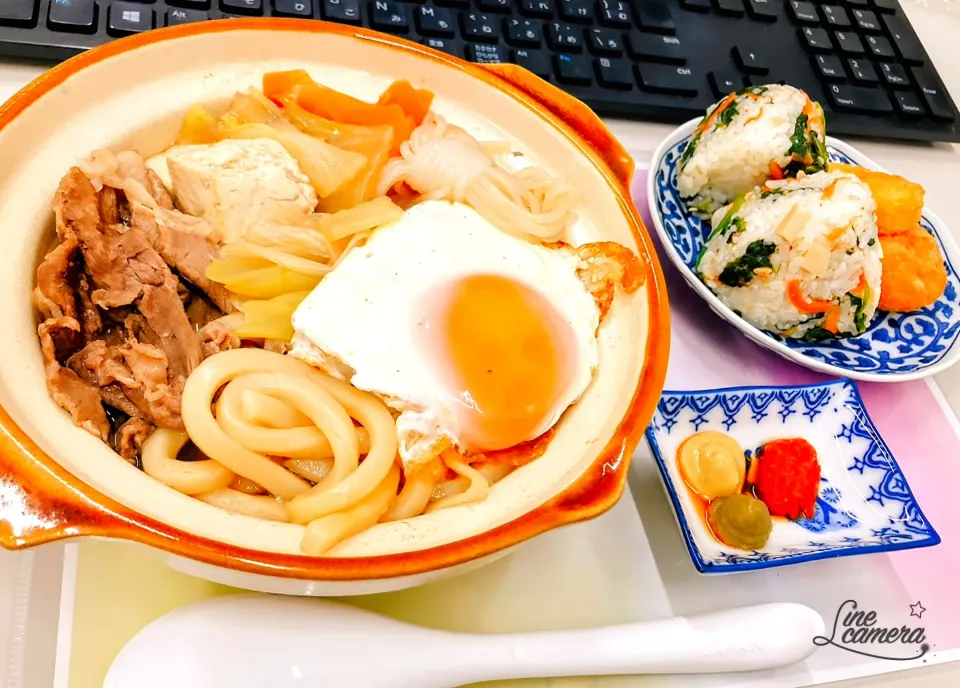本日の日替わり弁当🍱
  沖縄風すき焼き  DELI STYLE

①沖縄風すき焼き

    おまけ
②チキナーおにぎり
③エビカツ
④コーンクリームフライ
   
   味変軍団    柚子胡椒・からし・豆板醤|TakeBooさん