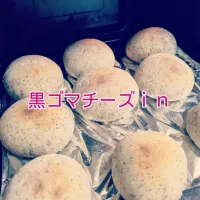 焼きたて黒ゴマチーズｉｎパン|クークマさん