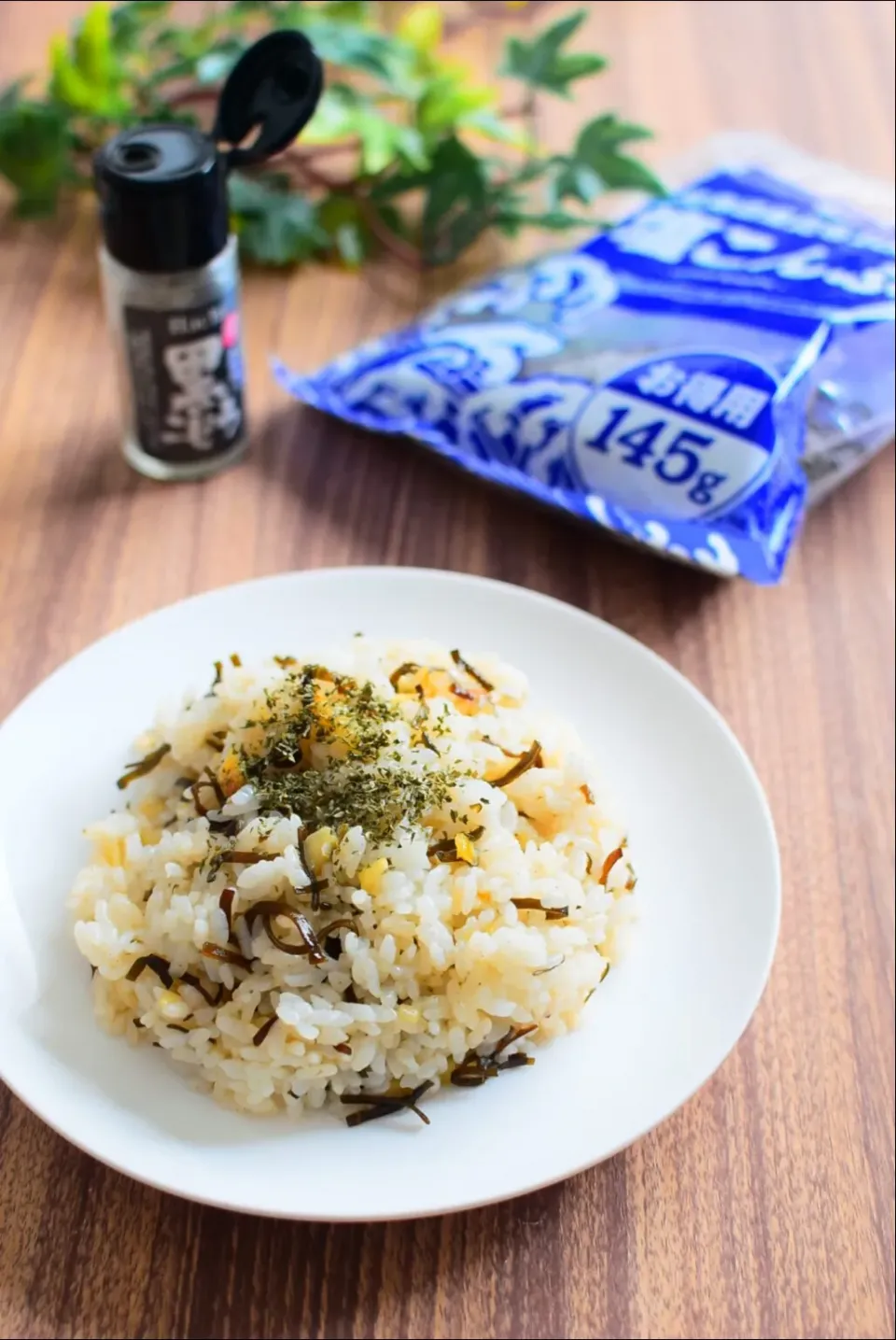 黒こしょうでスパイシーに！塩昆布ガーリックライスのレシピ|アマイモノ・クウ蔵さん