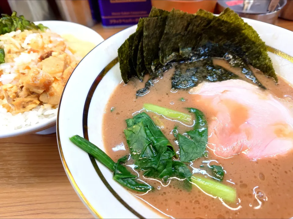 【TRYラーメン大賞2023-2024 
新店オリジナル部門受賞】 
麺家 たいせい ラーメン（950円、 
麺やわらかめ/ 味うすめ/鶏油少なめ） 
－麺半分 (通常160g) 
＋のり増し（5枚、200円） 
＋ライス大盛（150円、並同料金、
コマチャ〈サイコロ叉焼〉付き) 
＋卸し生姜（冷蔵庫に保管、無料） 
＋胡瓜の漬物 (卓上、無料) 
＠中野坂上1分
(JR新宿駅から徒歩24分)
25050
〈醤28塩7噌󠄀5タ2昆3出2F3冷0〉
|大脇さん