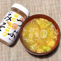 シンプル🥬キャベツとネギのお味噌汁|るかるんさん