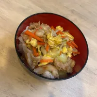 豚バラとにんじんのふわふわたまご炒め丼| りょうさん