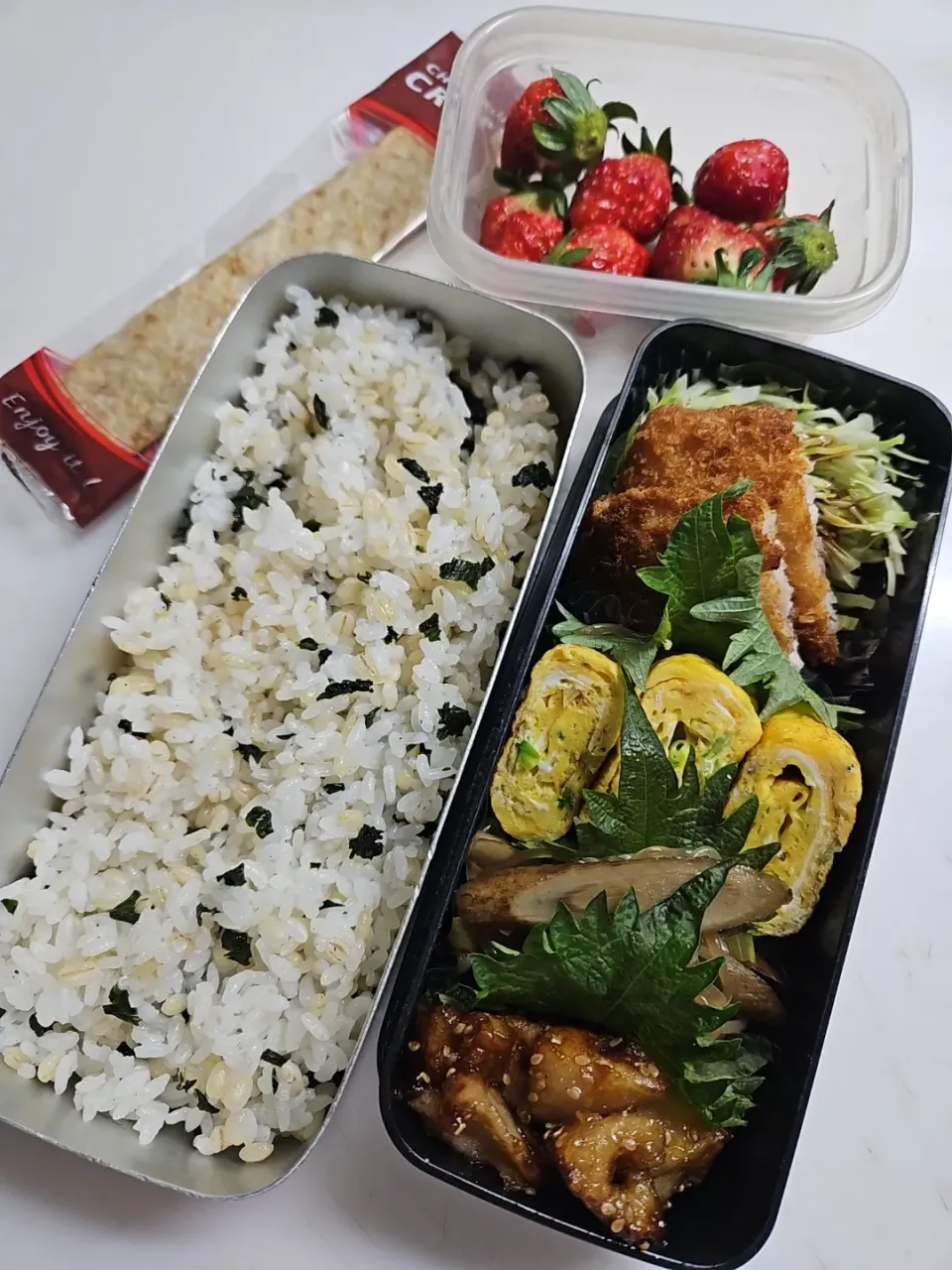 ☆高校生弁当☆もち麦入り若芽ごはん、キャベツ、アジフライ、シラス葱卵焼き、牛蒡甘辛、蓮根揚げ、いちご、チョコクレープ|ｼｮｺﾗさん