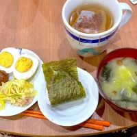 朝ごはん。梅干しおにぎり。ツナキャベツ水菜の麺つゆ和え。塩味玉。ナメコワカメ凍み豆腐長ネギ味噌汁。お茶はオーガニックルイボスティー|りえはるさん