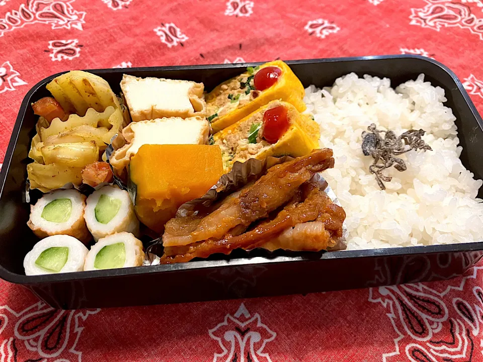 2025.2.21 息子弁当　◎豚肉味噌漬け焼き　◎鶏そぼろとネギ入り卵焼き　◎ちくわ胡瓜　◎絹揚げ煮　◎かぼちゃ煮　◎じゃがいもとベーコンのグリル|goroさん