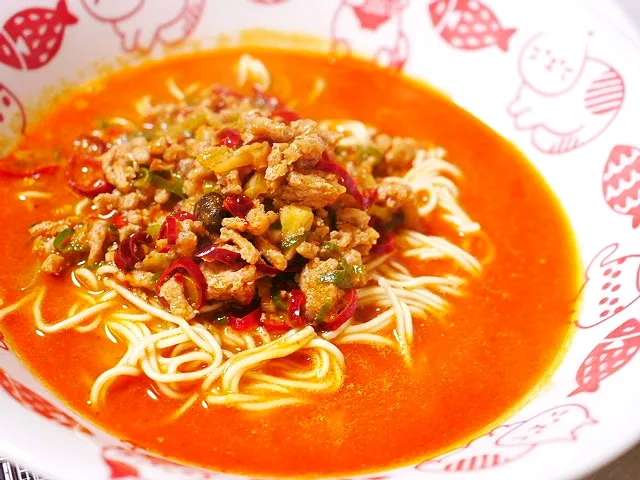 チャルメラとんこつアレンジ✨激辛担々麺🔥原型とどめないくらい生まれ変わった🤣🤣🤣　気をつけんとひと口ごとにむせるｗ|深夜特急fさん
