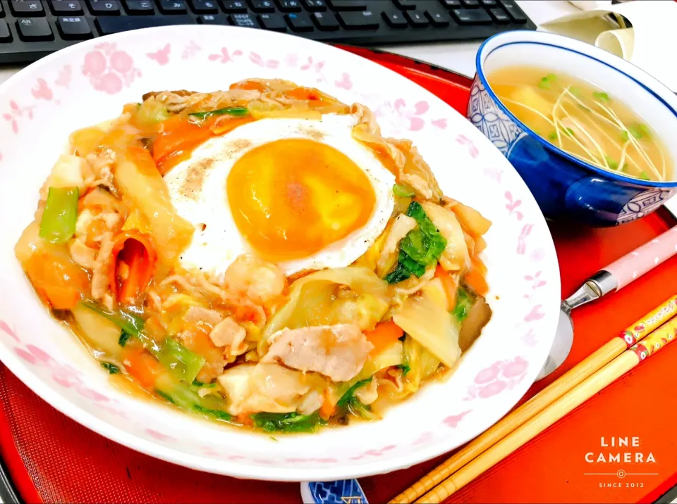 本日の日替わり弁当🍱
  中華丼  DELI STYLE

①中華丼
②かいわれ大根と豆腐のみそ汁|TakeBooさん
