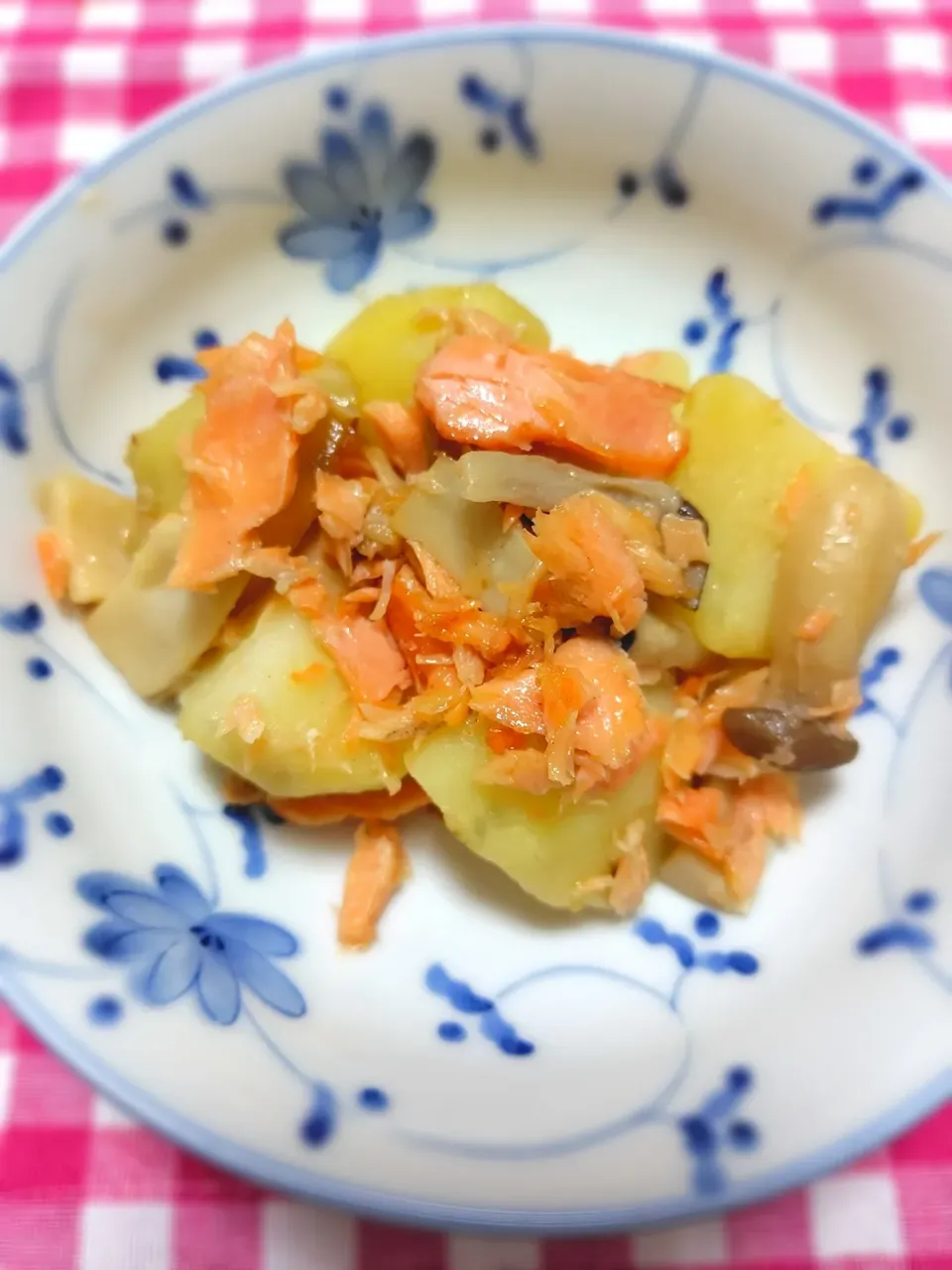 鮭カマとじゃがいもの塩バター|藤さんちのごはんさん