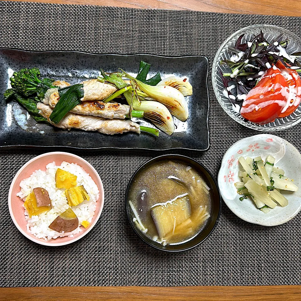 さつまいもの塩麹炊き込みご飯、スティックブロッコリーと玉ねぎ葉の豚肉巻、玉ねぎソテー、ヤーコンと大葉のナムル、赤サラダからし菜とトマト、ナスと白えのきのお味噌汁|柚子きりかさん