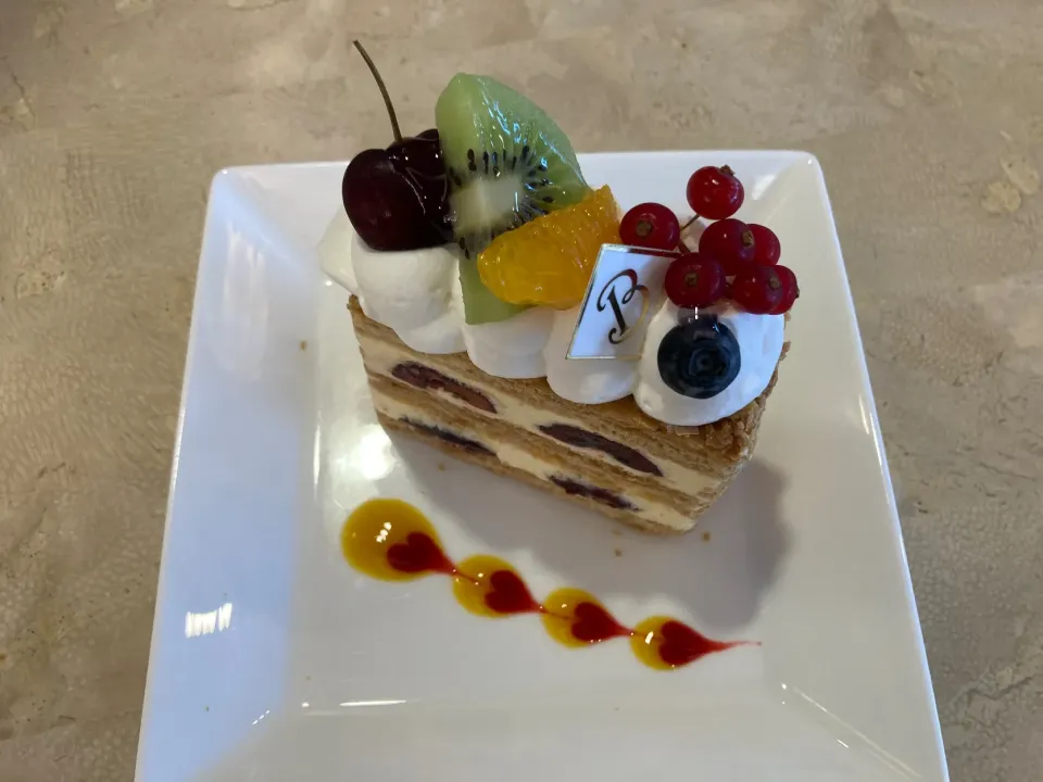 フルーツたっぷりケーキでティータイム🍰🫖|🍊🍒ユッキー🎂🍞🍲さん