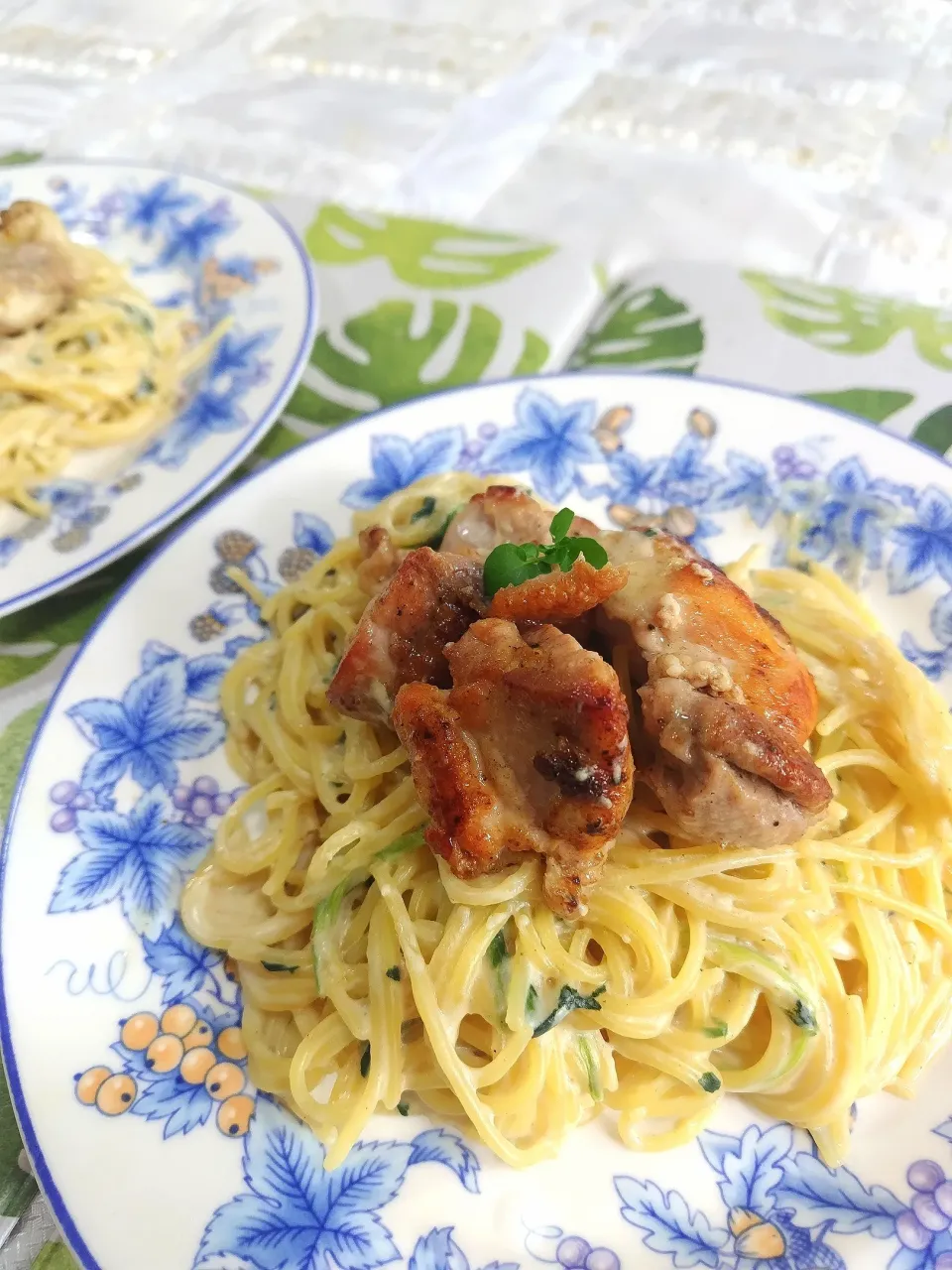 クリームパスタ鶏ももソテー乗せ✨クリームパスタに隠し味で粒みそ入りlunchです✨|rikako♪。.:＊さん
