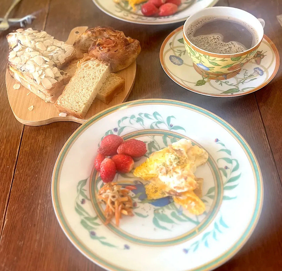 ブランチ♯パンいろいろ♯スクランブルエッグ|小松菜さん