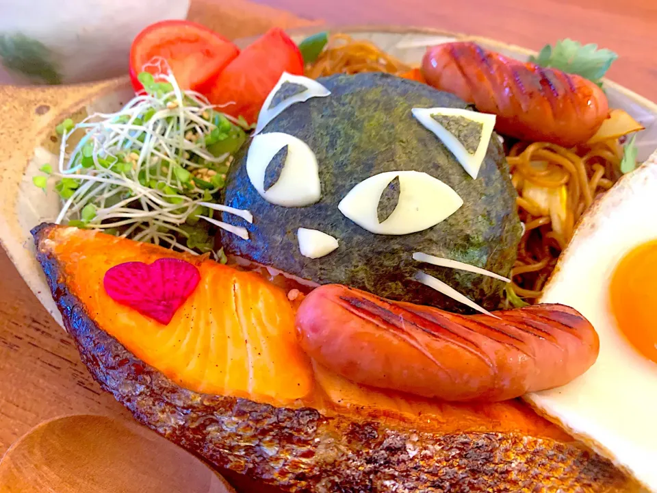 お魚くわえた黒猫おにぎり🐈‍⬛|すずさん