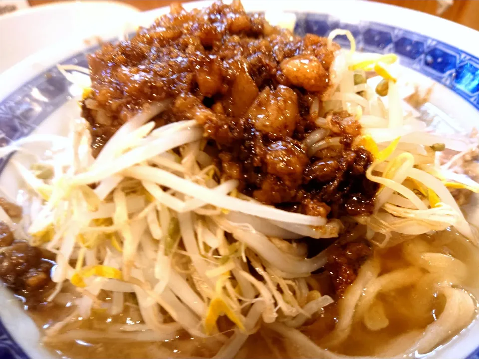 【2023年4月創業】 
自家製麺223 
ミニラーメン (麺180g、800円) 
＋生玉 (生卵、別椀、50円) 
＋ニンニクマシ (無料) 
＋アブラマシマシ (無料) 
＠大久保6分 
(JR新大久保駅から徒歩10分) 
25052
〈醤30塩7噌󠄀5タ2昆3出2F3冷0〉|大脇さん