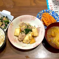 厚揚げと豚バラのみぞれ炒め　揚げ餅のみぞれ雑煮風　人参の胡麻酢和え　えのきとベーコンのバター醤油炒め|おさむん17さん