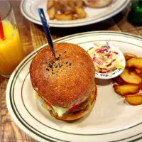 コルビージャックチーズバーガー フレンチフライ＆コールスロー ¥1,980|Blue Moon Caféさん