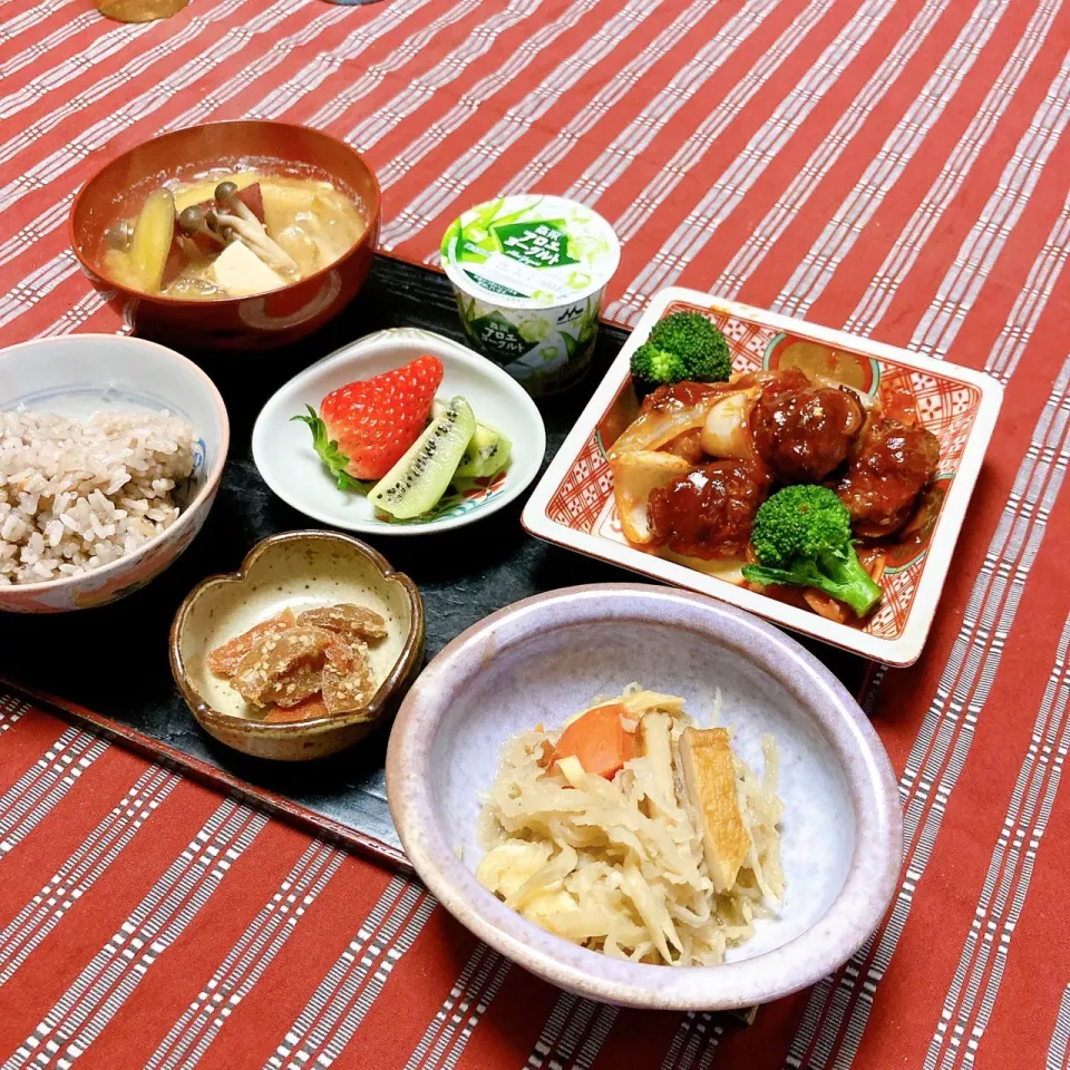 grandmaの晩ごはん☆ 今夜は鶏ミンチでミートボール…甘酢あんで､切り干し大根の煮物､さつま汁で頂きます
イチゴ🍓は差し入れです|kaoriさん